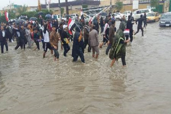 متظاهرون في بغداد يجتازون مياه الامطار في الشوارع للوصول الى المنطقة الخضراء (عن السومرية)