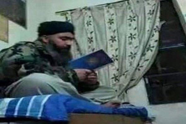 أبو بكر البغدادي يقرأ القرآن في أحد مقراته