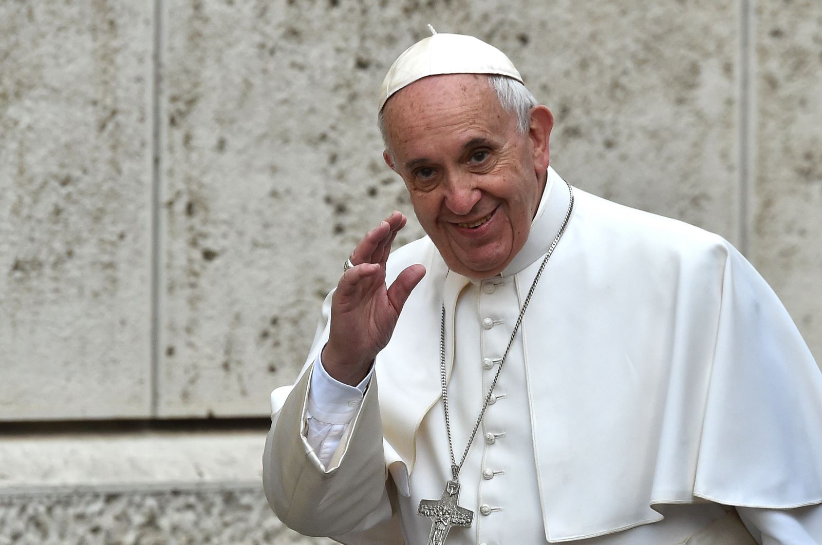 البابا فرنسيس سيزور جزيرة ليسبوس اليونانية للقاء المهاجرين في 16 الجاري 