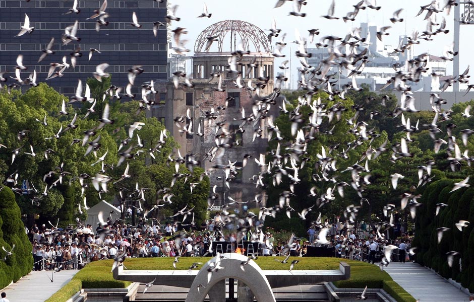 كيري سيزور نصب ضحايا القنبلة النووية في هيروشيما 