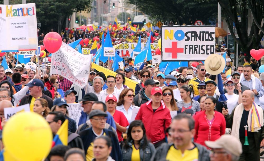 عشرات الآلاف يتظاهرون في كولومبيا ضد عملية السلام