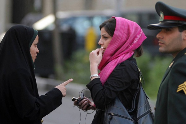 إيران تفرض على المضيفات الفرنسيات ارتداء الحجاب
