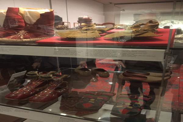  استغرق جمع الأحذية ووضعها في المتحف أكثر من 122 ساعة