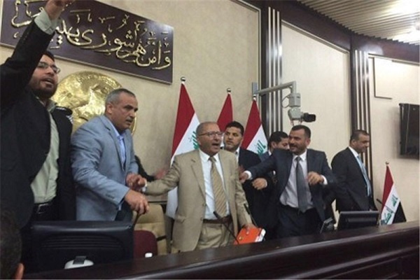 نواب البرلمان العراقي يحتلون منصة رئاسة البرلمان اعتصاما