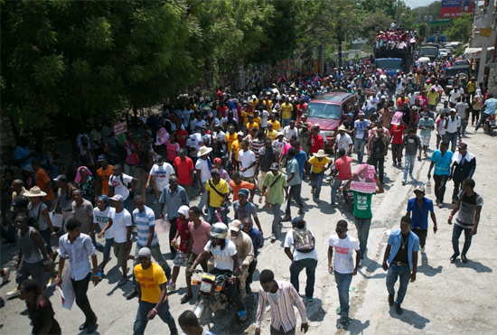 تظاهر انصار رئيس هايتي السابق للمطالبة بتنظيم الانتخابات