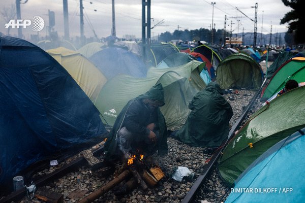 مئات المهاجرين بدأوا بمغادرة مخيم ايدوميني إلى اليونان