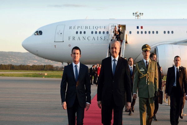 رئيس الوزراء الجزائري عبدالمالك سلال مستقبلًا نظيره الفرنسي مانويل فالس أمس