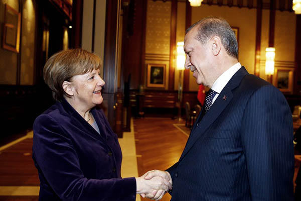 ميركل توافق على طلب ملاحقة فكاهيّ سخر من أردوغان