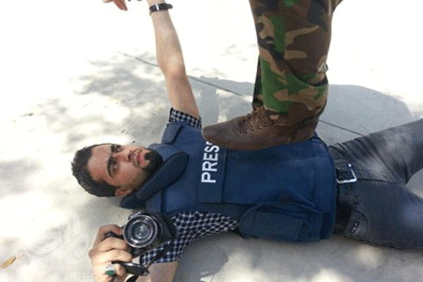 صحافي عراقي يتعرض للعنف من قبل عسكري