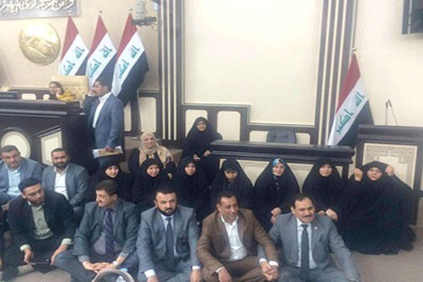 نواب عراقيون يعتصمون داخل البرلمان
