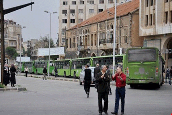 باصات نقل أهالي القريتين وتدمر أمام مبنى محافظة حمص
