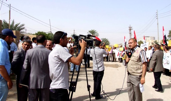 صحافيون عراقيون يتابعون تظاهرات المحتجين