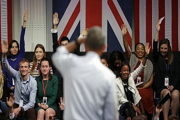 اوباما خلال لقائه مع الشباب البريطانيين
