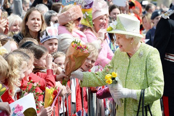 أطفال يمنحون الورود للملكة كهدية رمزية
