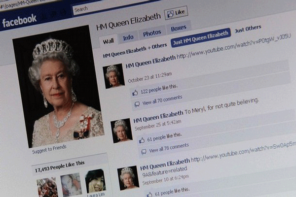 الملكة إليزابيث تريد تدعيم صورة العائلة الكترونيًا