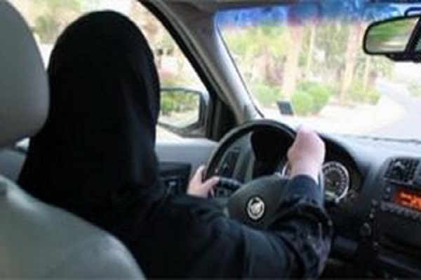تجدد الجال في شأن قياة المرأة السعودية السيارة