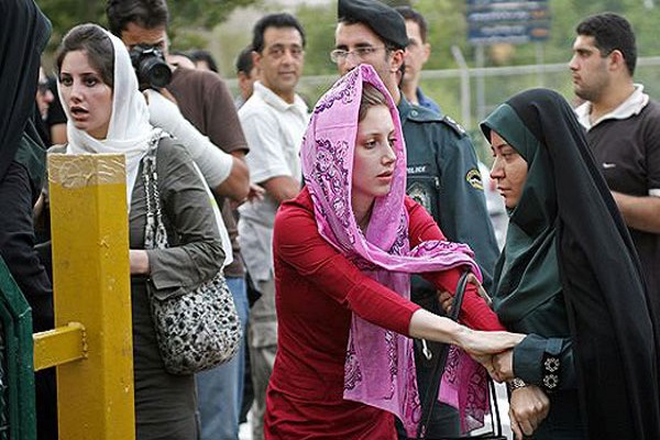 صورة ارشيفية لمواجهة بين شرطة الاخلاق وفتيات ايرانيات