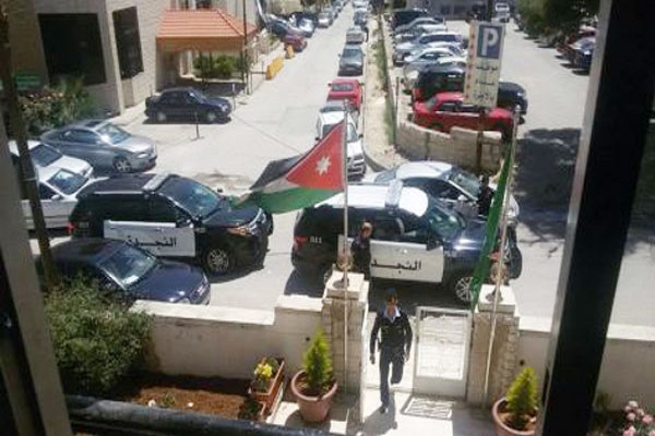 سيارتا نجدة أردنيتان أمام مقر حزب العمل الإسلامي 