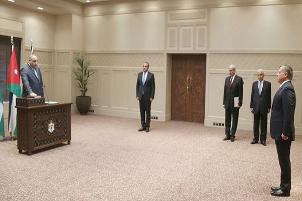 وزير الداخلية يقسم اليمين امام الملك عبدالله الثاني