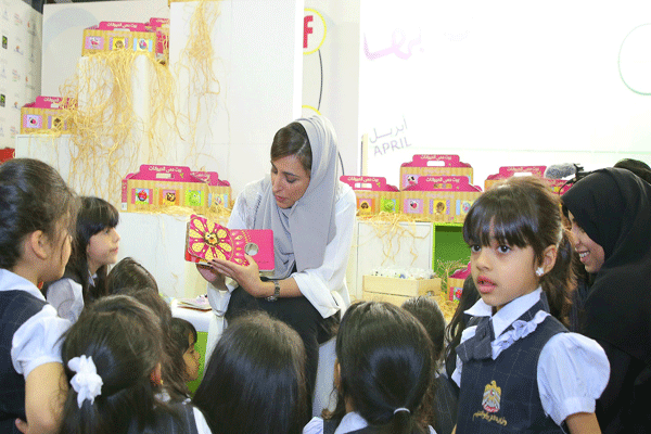 الشيخة بدور القاسمي خلال الجلسة القراءة في جناح مجموعة 