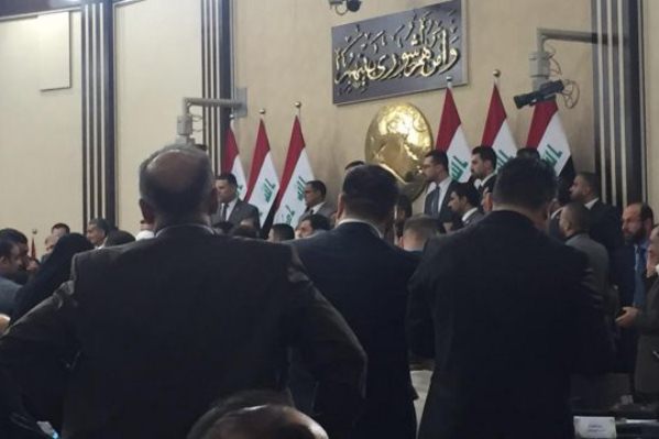 النواب المعتصمون لدى اقتحامهم جلسة البرلمان العراقي مانعين انعقادها