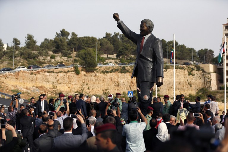 ازاحة الستار عن تمثال ضخم لنلسون مانديلا في رام الله