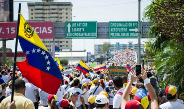 المعارضة الفنزويلية تجمع مليون توقيع لإقالة مادورو
