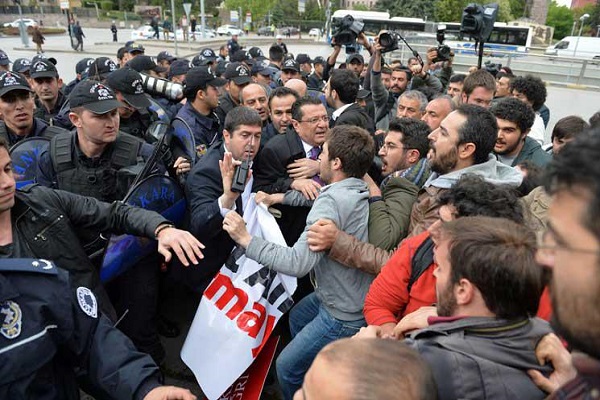 الشرطة التركية تفرق تظاهرة مؤيدة للعلمانية أمام البرلمان