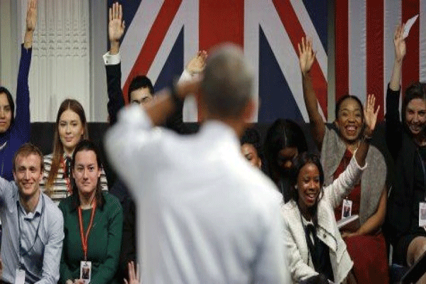 أوباما مجتمعًا بشباب بريطانيين: انفتحوا على العالم