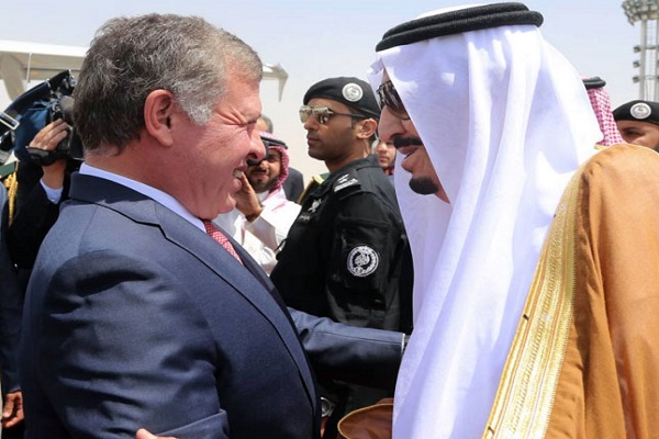 الملك سلمان معانقا الملك عبدالله الثاني (تصوير يوسف العلان)