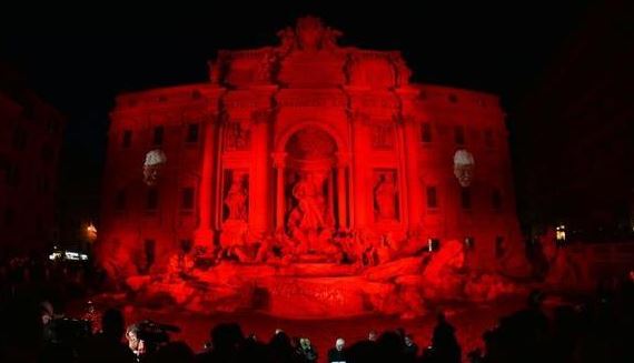 نافورة تريفي في روما تضاء باللون الاحمر تجسيدا لمعاناة المسيحيين في العالم