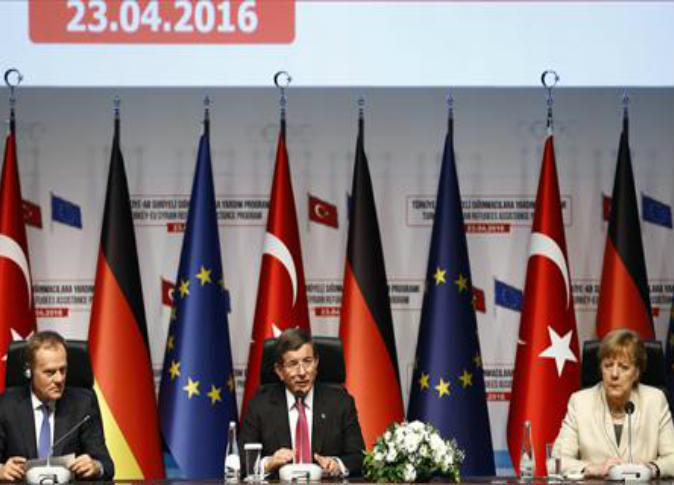 توسك: تركيا أفضل مثال للعالم على صعيد التعامل مع اللاجئين