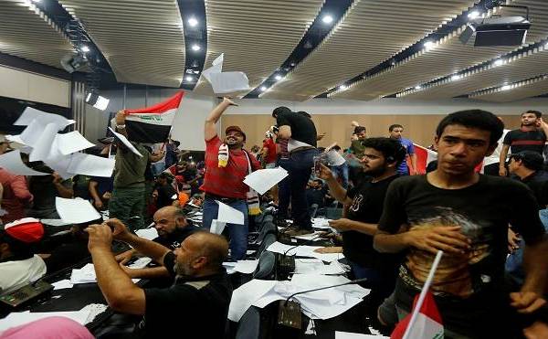 المتظاهرون لدى اقتحامهم مبنى البرلمان العراقي
