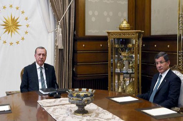 جانب من اجتماع اردوغان وداود اوغلو مساء الاربعاء