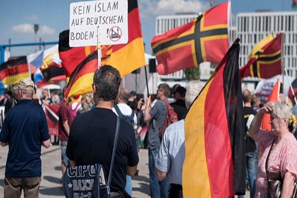جانب من الشعارات ضد الاسلام في مظاهرة برلين 