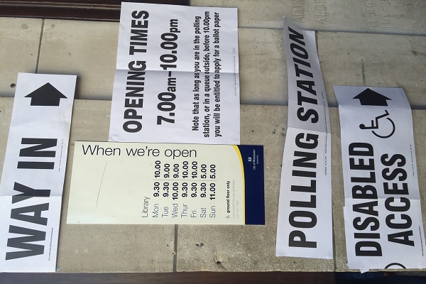 ملصقات ارشادية حول موعد التصويت ومكانه