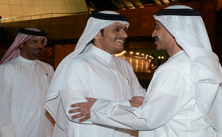 أمير قطر يستقبل وزير الخارجية الإماراتي