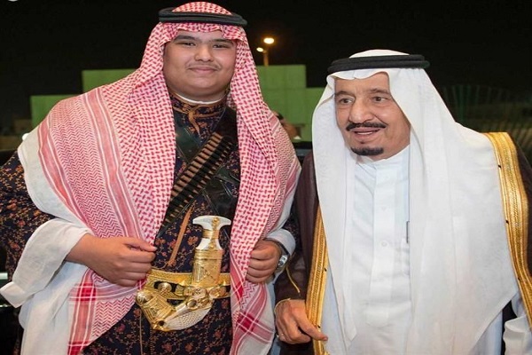 العاهل السعودي الملك سلمان وابنه راكان خلال حفل التخرج