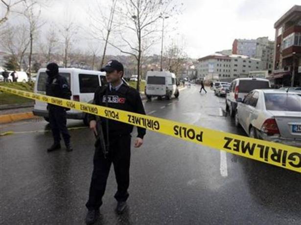 مقتل شرطيين تركيين في انفجار سيارة مفخخة قرب الحدود السورية