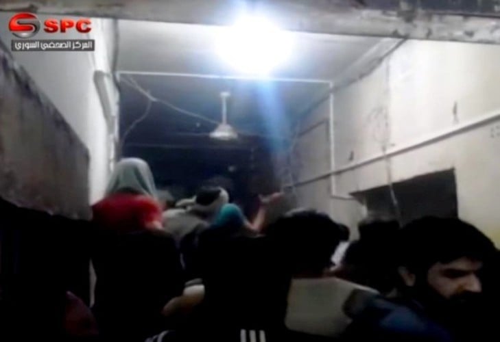 معتقلون من داخل سجن حماة المركزي لحظة هجوم قوات النظام السوري عليهم