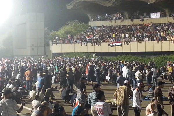 المتظاهرون في ساحة الاحتفالات بعد انسحابهم من المنطقة الخضراء