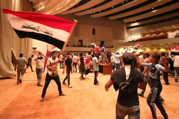 المتظاهرون المحتجون لدى اقتحامهم البرلمان العراقي