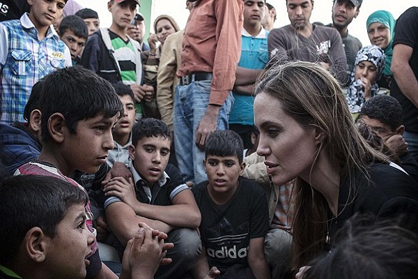 انجلينا جولي في زيارة للاجئين السوريين 