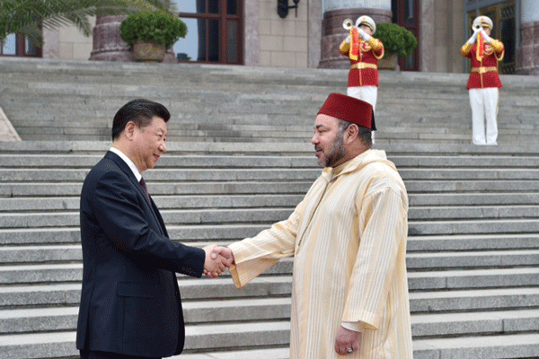 مصافحة بين الزعيمين المغربي والصيني