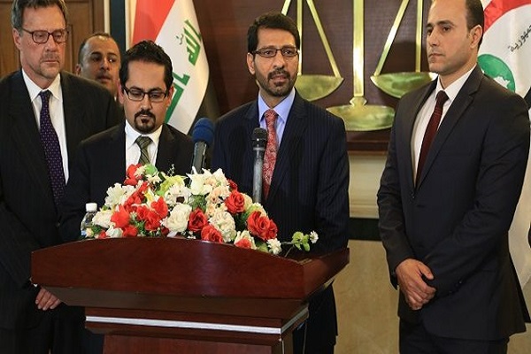 رئيس هيئة النزاهة العراقية مع الفريق الدولي للتحقيق بقضايا الفساد الكبرى في العراق