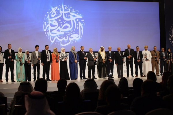 الشيخ محمد بن راشد آل مكتوم في صورة جماعية مع الفائزين في جائزة الصحافة العربية