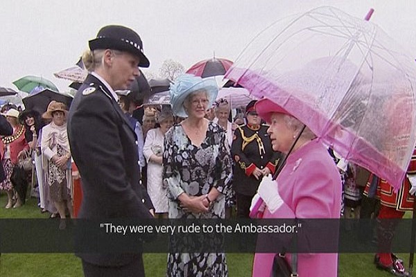 الملكة اليزابيث خلال حديثها لقائدة الشرطة الثلاثاء
