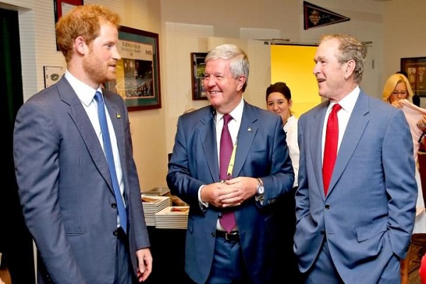 الأمير هاري إلى جانب الرئيس الأميركي الأسبق جورج بوش
