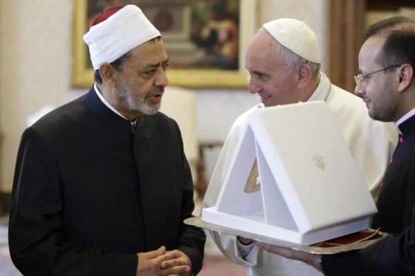 لقاء تاريخي يجمع البابا فرنسيس وشيخ الأزهر