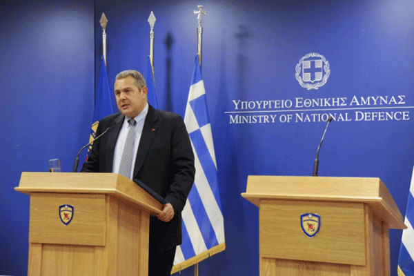 وزير الدفاع اليوناني بانوس كامينوس خلال مؤتمر صحافي لعرض آخر مستجدات حادثة الطائرة